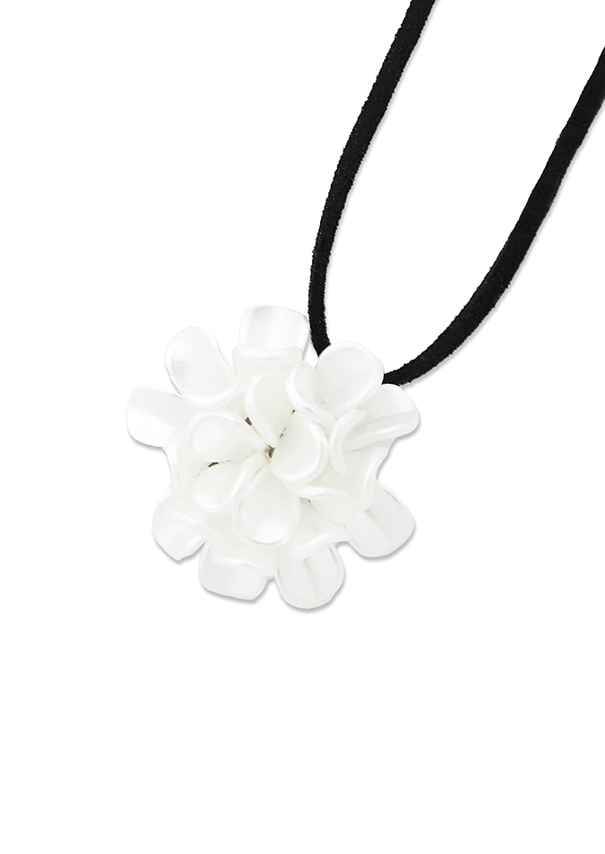 lotsyou_world_Puffy Flower Necklace Ivory